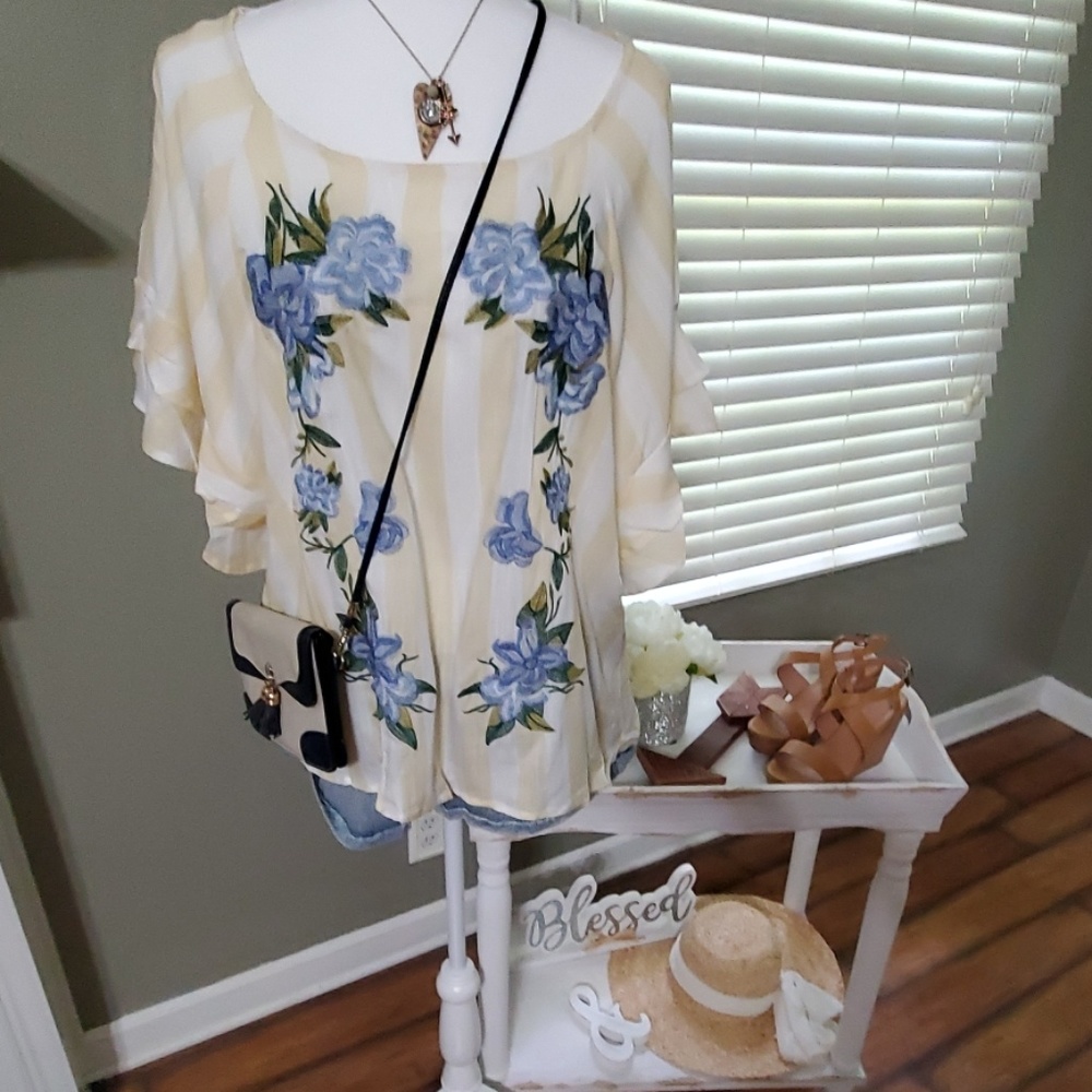 *ONLY 2 LEFT* Umgee Vintage Blue Rose Top